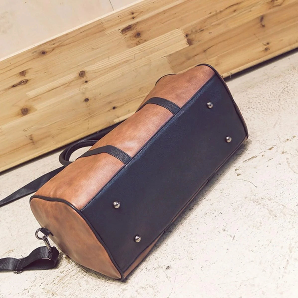 PU Leather Travel Holdall Tote with Adjustable Shoulder Straps Brown Detachable Straps, Rust Resistant Hardware, Portable Messenger Style, for Gym and Daily Use