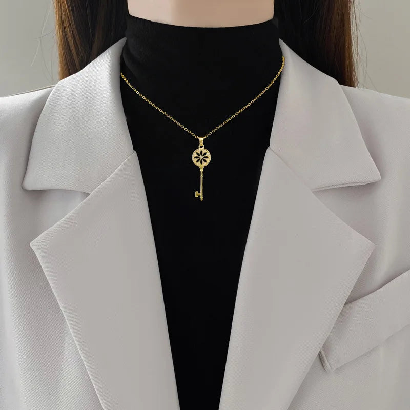 Temperament Retro Zircon Flower Key Pendant Necklace for Women Creativity Gold Color Stainless Steel Collarbone Chain Jewelry